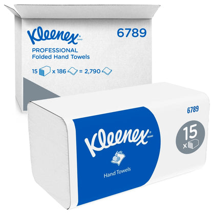 Un cartone di fazzoletti piegati Kleenex® della Kimberly-Clark GmbH (bianco, piegatura intermedia) contiene 15 confezioni da 186 fogli ciascuna - in totale 2.790 fazzoletti monouso. Branding blu e bianco; scatola di spedizione aperta visibile sullo sfondo.