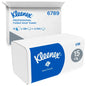 Un cartone di fazzoletti piegati Kleenex® della Kimberly-Clark GmbH (bianco, piegatura intermedia) contiene 15 confezioni da 186 fogli ciascuna - in totale 2.790 fazzoletti monouso. Branding blu e bianco; scatola di spedizione aperta visibile sullo sfondo.