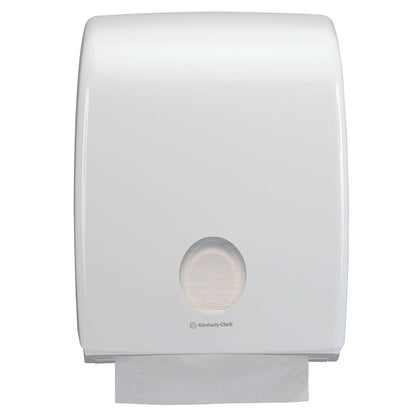 Il distributore Aquarius™ per asciugamani piegati di Kimberly-Clark GmbH in bianco è ideale per formati a piega a C e viene fornito come 1 distributore in cartone.