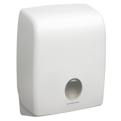Il distributore Aquarius™ per asciugamani piegati (piega a C, bianco) di Kimberly-Clark GmbH è un distributore bianco da parete con forma rettangolare arrotondata e finestra di visualizzazione. Perfetto per asciugamani di carta piegati a C.
