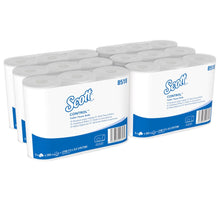 Sei confezioni di carta igienica Scott® Control™ di Kimberly-Clark GmbH con sei piccoli rotoli bianchi ciascuna (350 fogli per rotolo) sono disposte su uno sfondo bianco monocromatico per enfatizzare l'igiene e la pulizia.