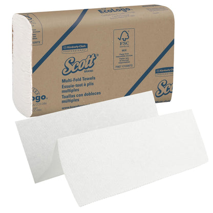 Una scatola di asciugamani Scott® - MultiFold, Bianco, Medio, 16 clip x 250 fogli della Kimberly-Clark GmbH; raffigurata con due asciugamani bianchi non piegati - ideale per l'asciugatura igienica delle mani.