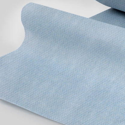 Eine Nahaufnahme des Kimberly-Clark GmbH WypAll® L10 Papierwischtuchs für Oberflächen - Großrolle (38,00 cm x 23,50 cm), hellblau mit dezenter diagonaler Streifenstruktur, teilweise auf einer ebenen Fläche ausgerollt.
