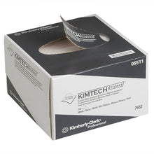 Nell'immagine è raffigurata una confezione a strappo di salviette di precisione Kimtech® Science della Kimberly-Clark GmbH, di colore bianco-grigio (formato piccolo, 30 confezioni da 286 salviette ciascuna), con una salvietta parzialmente estratta sulla quale sono riportati il marchio e le informazioni relative al prodotto.