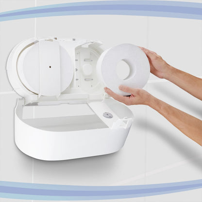 Una persona inserisce un rotolo grande di carta igienica Scott® Control™ - prelievo centrale, prodotto da Kimberly-Clark GmbH, in un distributore da parete bianco situato in un bagno piastrellato; una volta aperto, il distributore lascia visibili il vano e il mandrino: una soluzione ideale per gli ambienti professionali.
