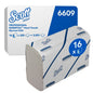 Eine Packung und ein Stapel Scott® Handtücher - Narrow-Fold / Weiß von Kimberly-Clark GmbH; 16 Packungen mit 220 Handtüchern (3.520 insgesamt) zum hygienischen Händetrocknen. Weiße Verpackung mit blauem Text und Branding.