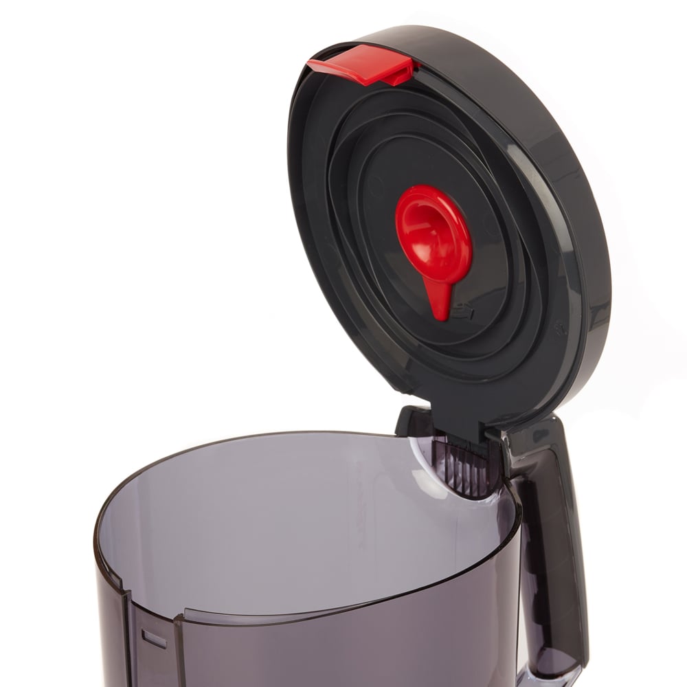 Un primo piano del distributore WypAll® Reach™ Centrefeed (Nero) di Kimberly-Clark GmbH mostra il contenitore trasparente, il coperchio nero ribaltabile, la chiusura rossa e la maniglia rotonda - perfetto per l'uso professionale. 1 distributore/scatola.