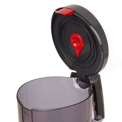 Un primo piano del distributore WypAll® Reach™ Centrefeed (Nero) di Kimberly-Clark GmbH mostra il contenitore trasparente, il coperchio nero ribaltabile, la chiusura rossa e la maniglia rotonda - perfetto per l'uso professionale. 1 distributore/scatola.