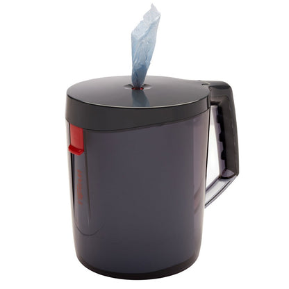 Il distributore WypAll® Reach™ Centrefeed di Kimberly-Clark GmbH è un contenitore in plastica grigio scuro con maniglia e chiusura rossa, che accoglie in sicurezza i panni blu per la pulizia e li distribuisce comodamente attraverso l'apertura del coperchio.