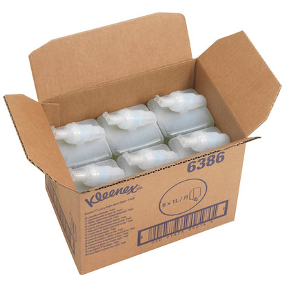 Una scatola aperta con la scritta "Kleenex® Botanics™ Luxury Foam Hand Wash - cassetta da 1L" della Kimberly-Clark GmbH contiene sei cassette verdi da 1L, informazioni e un codice a barre. La scatola mette in risalto il sapone schiumoso con estratti botanici.
