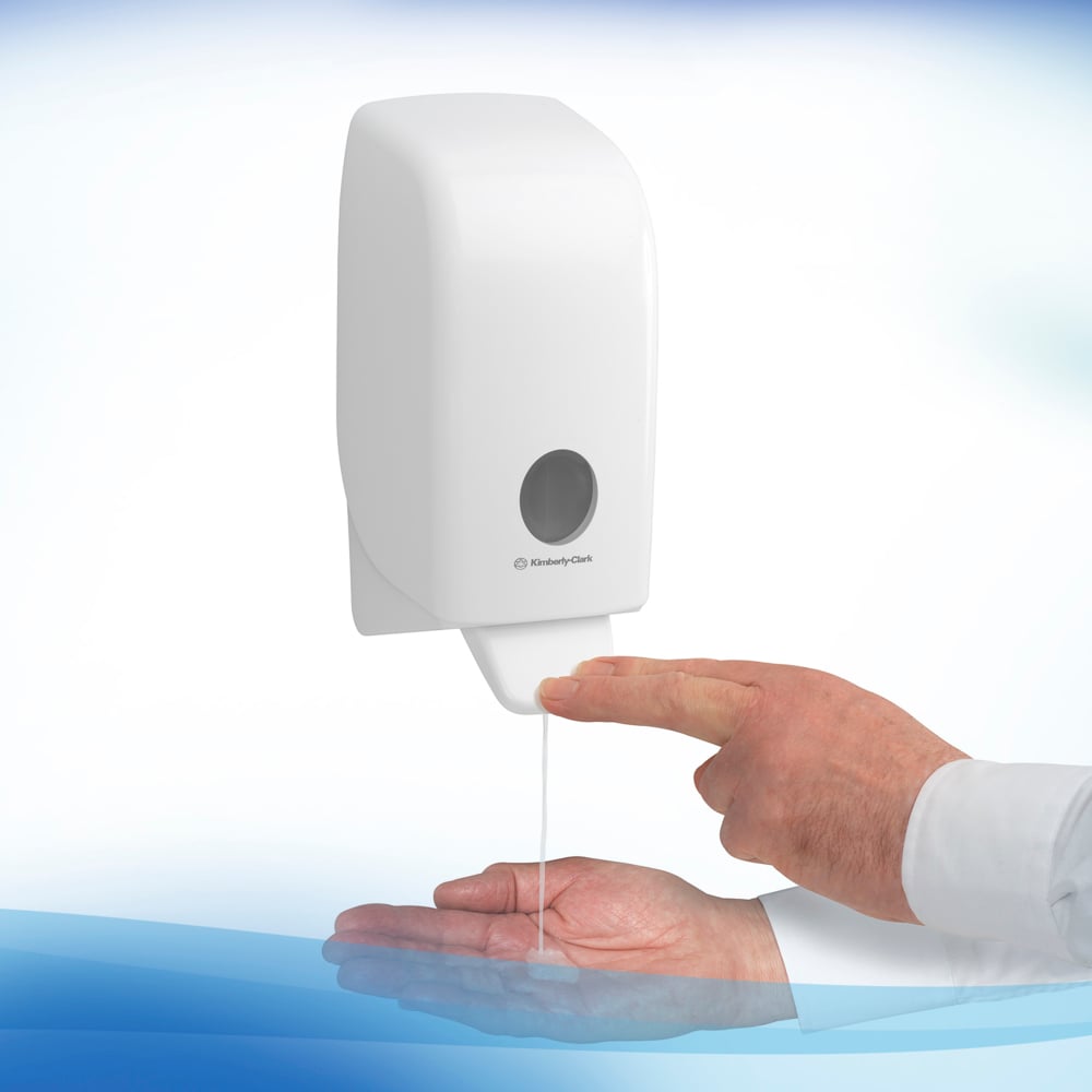 Una persona utilizza un dispenser di sapone schiumoso antibatterico Scott® di Kimberly-Clark GmbH (1L cartuccia trasparente, 6 per scatola) con una mano e raccoglie la schiuma antibatterica per un'igiene efficace nei bagni.