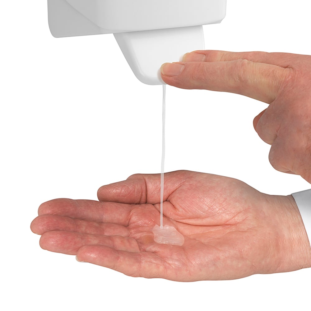 Un utente eroga il sapone schiumoso antibatterico Scott® (1 L, cartuccia, trasparente) da un dispositivo a parete di Kimberly-Clark GmbH nel suo bagno igienico e per l'igiene delle mani. Confezione: 6 cartucce per scatola (6 cartucce).