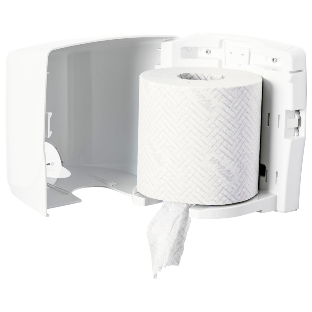 Un distributore di salviette Kimberly-Clark Aquarius™ - Roll Control bianco è montato a parete con il coperchio aperto e mostra un grande rotolo e un foglio pronto per la pulizia igienica - perfetto per l'erogazione controllata.