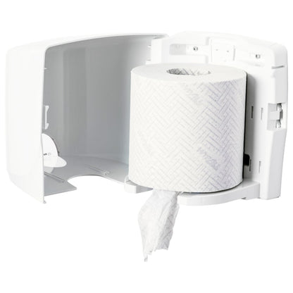 Un distributore di salviette Kimberly-Clark Aquarius™ - Roll Control bianco è montato a parete con il coperchio aperto e mostra un grande rotolo e un foglio pronto per la pulizia igienica - perfetto per l'erogazione controllata.