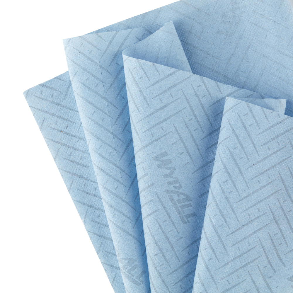 Vier hellblaue Kimberly-Clark WypAll® L10 Papierwischtücher (38x18,3 cm) mit Chevron-Muster und "WypAll"-Logo, aufgefächert - ideal für Centerfeed-Spender in Service & Einzelhandel Reinigung.