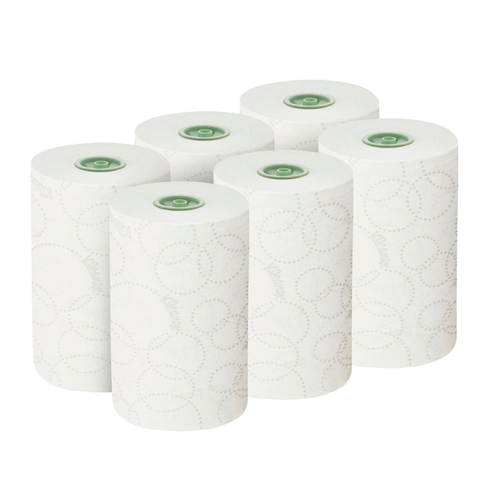 Sei rotoli di asciugamani Kleenex® Ultra™ E-roll Slimroll™ a 2 veli bianchi di Kimberly-Clark sono disposti in due file da tre, ciascuno con un discreto motivo circolare e un segno centrale verde, su uno sfondo bianco semplice.