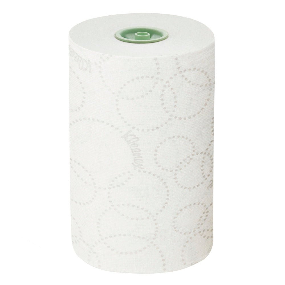 Un rotolo di asciugamani di carta Kleenex® Ultra™ E-roll Slimroll™ a 2 veli bianco della Kimberly-Clark GmbH è in piedi su uno sfondo a tinta unita con un motivo circolare leggermente punteggiato e un nucleo di plastica verde. 6x110m rotoli per scatola.