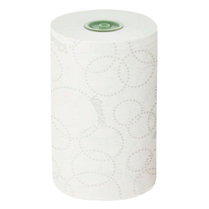 Un rotolo di asciugamani di carta Kleenex® Ultra™ E-roll Slimroll™ a 2 veli bianco della Kimberly-Clark GmbH è in piedi su uno sfondo a tinta unita con un motivo circolare leggermente punteggiato e un nucleo di plastica verde. 6x110m rotoli per scatola.