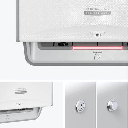 Il distributore elettronico di asciugamani Kimberly-Clark Professional™ Icon™ in bianco, prodotto da Kimberly-Clark GmbH, viene mostrato da diverse angolazioni, mettendo in evidenza il funzionamento senza contatto, il meccanismo di blocco, il simbolo della carta e la fessura per la chiave, a garanzia di un'asciugatura igienica delle mani.