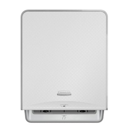 Il distributore elettronico di asciugamani in rotolo Kimberly-Clark Professional™ Icon™, in bianco, prodotto da Kimberly-Clark GmbH, si contraddistingue per il funzionamento senza contatto, il design discreto e una fessura contrassegnata dal simbolo di una mano, che garantisce un'asciugatura igienica delle mani.