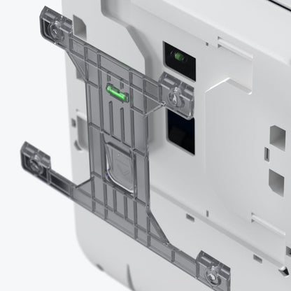 Primo piano del retro di un Kimberly-Clark Professional™ Icon™ Modulo Elettronico No Touch - Rotolo / Silver Mosaic di Kimberly-Clark GmbH, che mostra il supporto in plastica trasparente fissato con viti visibili.