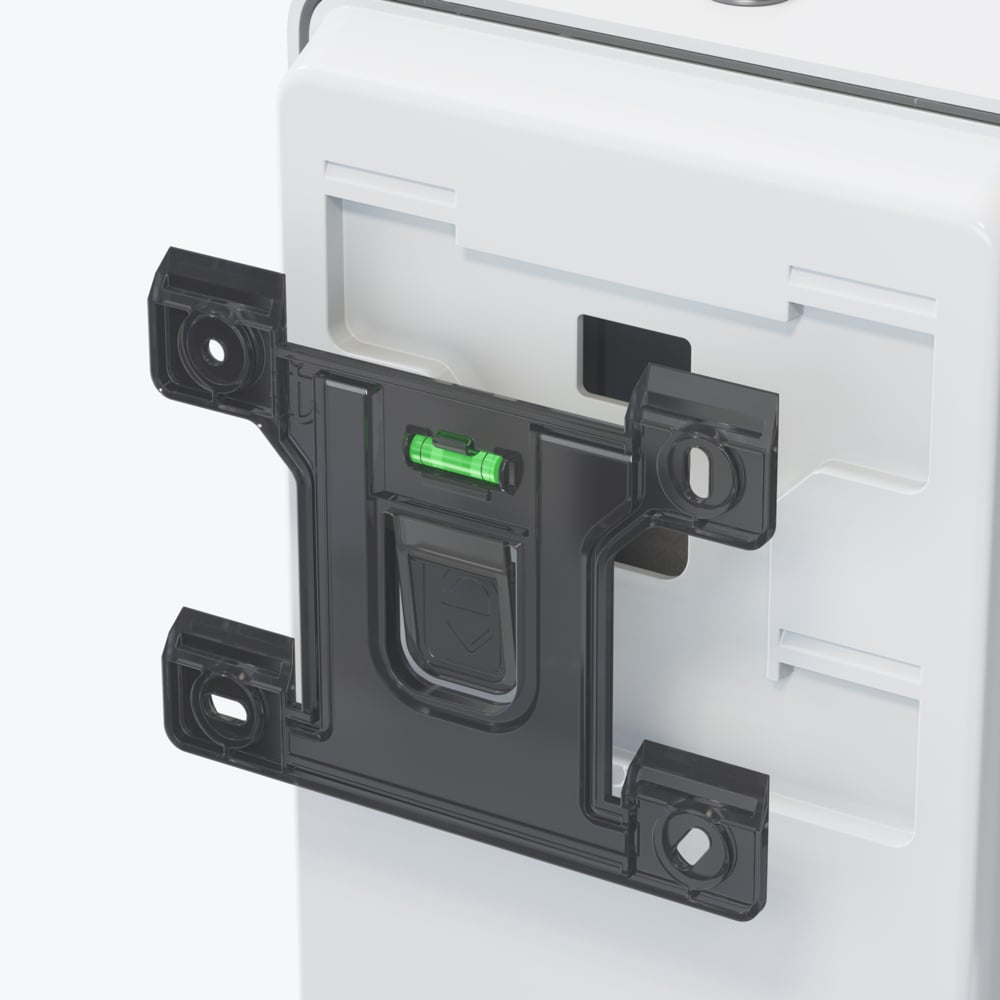 Eine Nahaufnahme der schwarzen Halterung mit grüner Wasserwaage, die am weißen Kimberly-Clark Professional™ Icon™ Elektronischer Hautpflegespender (1,2 l, berührungslose Abgabe, White Mosaic) für eine präzise Ausrichtung und verbesserte Hygiene angebracht ist.