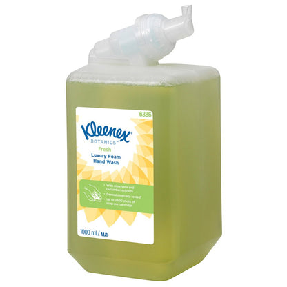 Una cassetta da 1 litro di Kleenex® Botanics™ Luxury Foam Hand Wash della Kimberly-Clark GmbH, liquido verde con erogatore trasparente, contiene estratti botanici come Aloe Vera & estratto di camomilla ed è dermatologicamente testata; confezione con 6 cartucce per cartone.