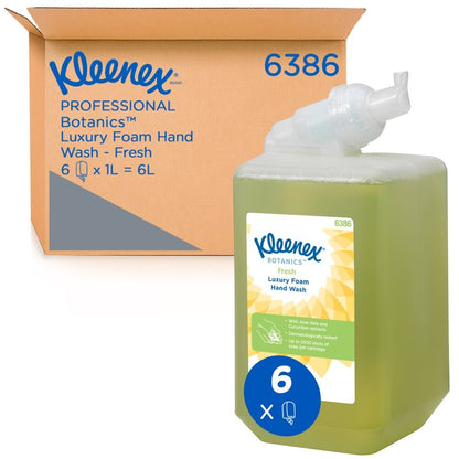 Un cartone marrone con la scritta "Kleenex 6386" della Kimberly-Clark GmbH contiene sei cassette da 1 litro di Kleenex® Botanics™ Luxury Foam Hand Wash con estratti botanici, in totale 6 litri.