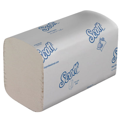 Ein Karton mit Scott® Essential™ Handtüchern - interfold, weiß, klein (15 Päckchen x 340 Tücher) von Kimberly-Clark GmbH, verpackt in weißem Karton mit blauem Branding und Symbolen für hygienisches Händetrocknen.