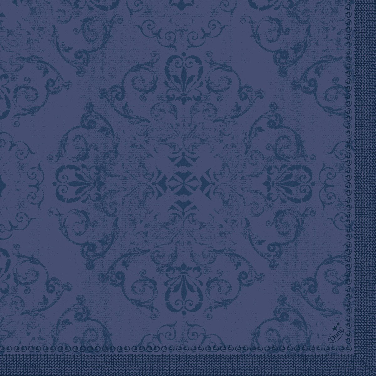 I tovaglioli Dunilin 40 x 40 cm 1/4 piega della Duni GmbH con motivo damascato blu scuro ornato con motivi floreali e di chiocciole e una bordatura unicolore su due lati offrono un aspetto strutturato e tessuto per una tavola elegantemente apparecchiata.