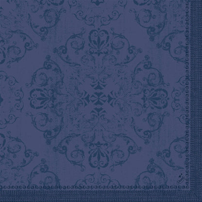 I tovaglioli Dunilin 40 x 40 cm 1/4 piega della Duni GmbH con motivo damascato blu scuro ornato con motivi floreali e di chiocciole e una bordatura unicolore su due lati offrono un aspetto strutturato e tessuto per una tavola elegantemente apparecchiata.