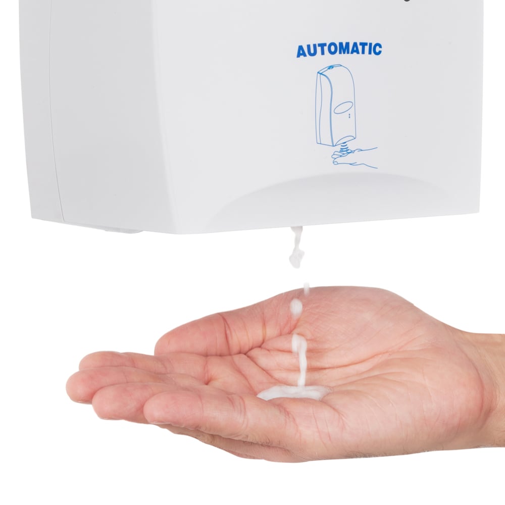 Una mano viene posta sotto un distributore di schiuma disinfettante per le mani Scott® CONTROL della Kimberly-Clark GmbH, mentre la schiuma a base alcolica viene erogata sul palmo della mano. Il distributore a cassetta trasparente da 1,2 litri è dotato della scritta "AUTOMATIC" e di una semplice grafica blu.