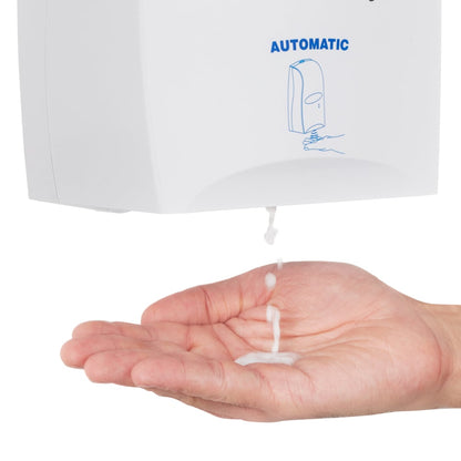 Una mano viene posta sotto un distributore di schiuma disinfettante per le mani Scott® CONTROL della Kimberly-Clark GmbH, mentre la schiuma a base alcolica viene erogata sul palmo della mano. Il distributore a cassetta trasparente da 1,2 litri è dotato della scritta "AUTOMATIC" e di una semplice grafica blu.