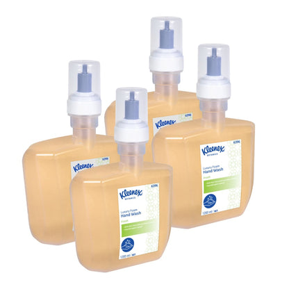 Quattro cassette da 1,2 litri di Kleenex® Botanics™ Luxury Foam Hand Wash della Kimberly-Clark GmbH, ciascuna con pompa ed etichette bianche/blu, riempite con sapone schiumoso arancione, sono raggruppate. La confezione contiene 4 cartucce elettroniche per scatola.