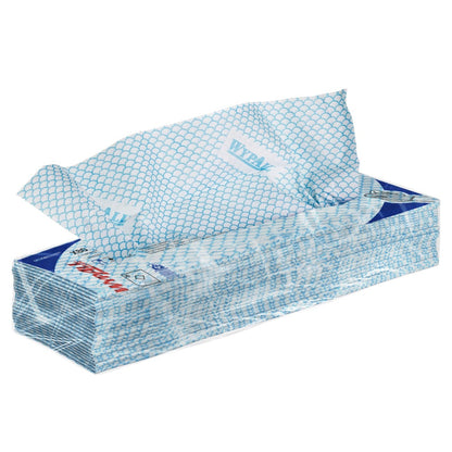 Eine rechteckige Schachtel mit blauen und weißen WypAll® X80 Critical Clean - Interfold (41,00 cm x 33,00 cm) von Kimberly-Clark GmbH, aus der ein Wischtuch herausgezogen wird. Sowohl die Schachtel als auch das Wischtuch sind mit einem Schuppenmuster und dem Schriftzug "WYPALL" versehen.