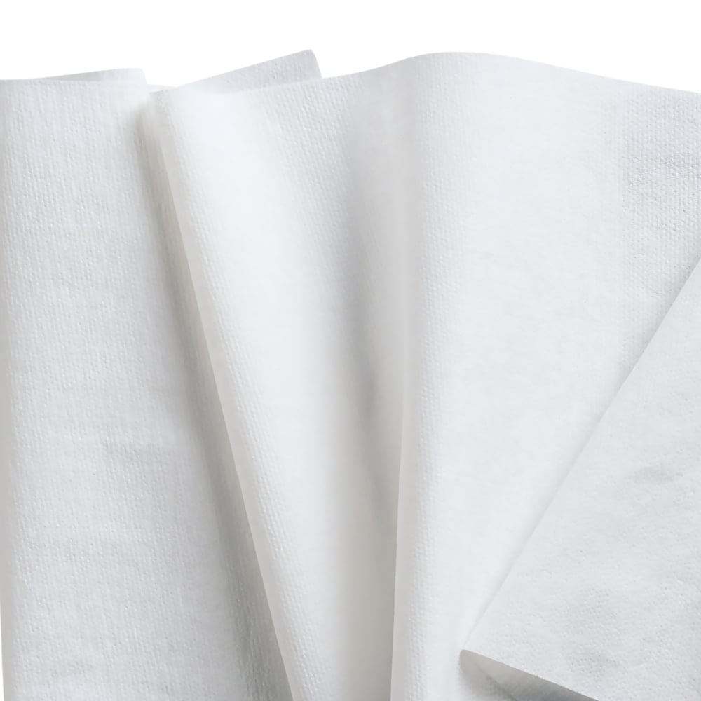 Primo piano del rotolo grande WypAll® L40 PowerClean di Kimberly-Clark GmbH (1 rotolo, 750 panni): panni bianchi con alta capacità di assorbimento - ideali come panno di pulizia versatile per esigenze professionali.