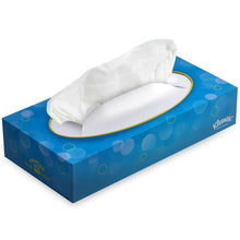 Una scatola rettangolare blu con fazzoletti cosmetici Kleenex® - Standard / Bianco di Kimberly-Clark GmbH, con un fazzoletto che viene estratto dall'apertura ovale superiore. La scatola ha un motivo a bolle e un logo Kleenex - ideale per la pulizia del viso o per struccarsi.