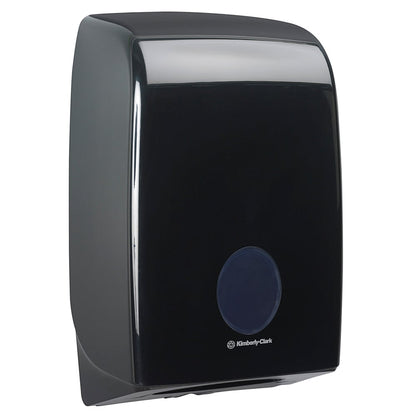 Il distributore Aquarius™ per asciugamani piegati - Interfold di Kimberly-Clark GmbH è un distributore nero da parete con una copertura frontale trasparente e una finestra centrale rotonda, ideale per asciugamani di carta piegati.