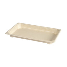 Un vassoio rettangolare beige Duni GmbH Sushi & Deli Tray Medium (215x135x22 mm), realizzato in bagassa marrone ecologica e compostabile con rivestimento in PLA, è raffigurato vuoto su uno sfondo bianco. Confezione da 110 pezzi.