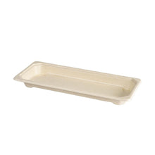 Il Sushi Tray Slim della Duni GmbH è un vassoio rettangolare e piatto in bagassa marrone rivestita in PLA (221x92x22mm) con bordi leggermente rialzati e superficie liscia; disponibile in confezioni da 100, raffigurato su sfondo bianco.