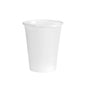 Un bicchiere in plastica Duni GmbH, 210ml bianco, con bordo leggermente svasato e scanalature orizzontali, si erge in piedi su uno sfondo bianco. Perfetto come bicchiere per eventi o per l'uso quotidiano. Confezione: 100 pezzi.