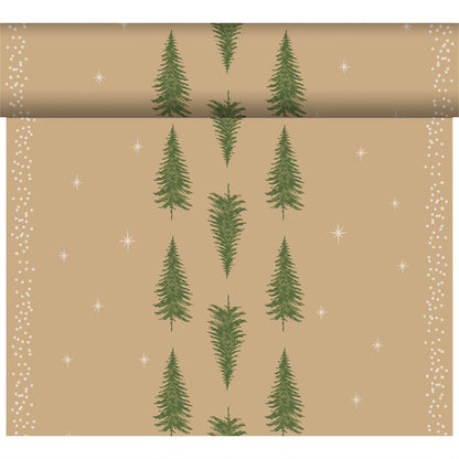 Eine Rolle hellbraunes Geschenkpapier mit grünen Evergreens, weißen Punkten und Sternen - perfekt, um mit dem Bio-Dunicel-Tete a Tete 0,4x24m von Duni GmbH einen umweltfreundlichen Tisch zu decken.