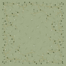 La tovaglia centrale Bio-Dunicel 84x84 cm Noel Pistachio di Duni GmbH ha un design quadrato verde chiaro con tralci dorati e verde scuro, fiori bianchi e stelle - perfetta per una decorazione natalizia festosa ed ecologica. Confezione: 20 pezzi.