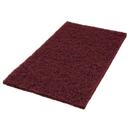 Il Twister Pad viola, rettangolare di Diversey Deutschland GmbH & Co. OHG è ideale per la pulizia di manutenzione di pavimenti duri rivestiti e ha una superficie strutturata color castagno. Qui raffigurato su sfondo bianco.