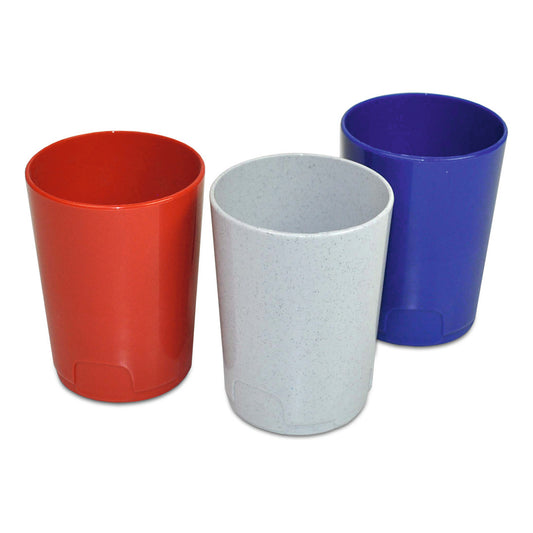 Drei Nölle Profi Brush Zahnputzbecher aus Kunststoff, farbig sortiert (von Nölle Profi Brush Bürsten- & Pinseltechnik e.K.), stehen nebeneinander im Bad: einer rot, einer hellgrau gesprenkelt und einer blau. Alle sind grifflos und zylindrisch.