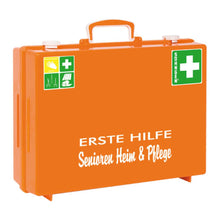 Il W. Söhngen GmbH Erste-Hilfe Senioren Heim und Pflege MT-CD arancione riempito Cassetta di pronto soccorso (1 pezzo) è una cassetta di pronto soccorso arancione brillante con simboli medici, pittogrammi verde/bianco e contiene materiali di medicazione di qualità Aluderm®.