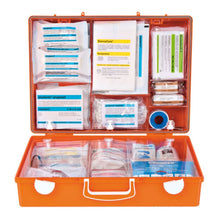 Il W. Söhngen GmbH Erste-Hilfe Senioren Heim und Pflege MT-CD arancione riempito Cassetta di pronto soccorso (1 pezzo) contiene materiale medico di consumo ordinato in modo chiaro come bende Aluderm®, bende di garza, strisce, nastri, forbici, guanti e salviette disinfettanti.