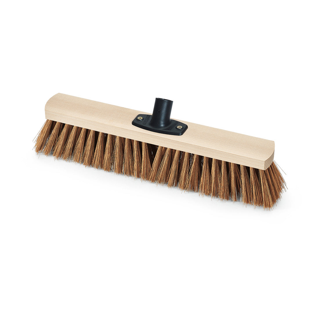 Der Nölle Profi Brush Power Stick Saalbesen Poly-Kokos von Nölle Profi Brush Bürsten- & Pinseltechnik e.K. hat steife braune Borsten, einen hellen Holzblock und einen schwarzen Kunststoffsockel - perfekt als Reinigungsbesen für harte Kehrarbeiten.