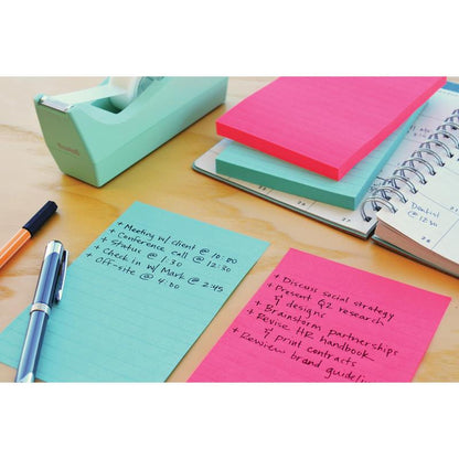 Una scrivania con penna, dispenser di nastro adesivo, pianificatore e 3M Post-it® Super Sticky Notes in formato grande (a righe, 101 x 152 mm), su cui sono elencati gli appuntamenti e le attività quotidiane come riunioni, chiamate, strategia sociale, revisione HR e brainstorming di partnership.