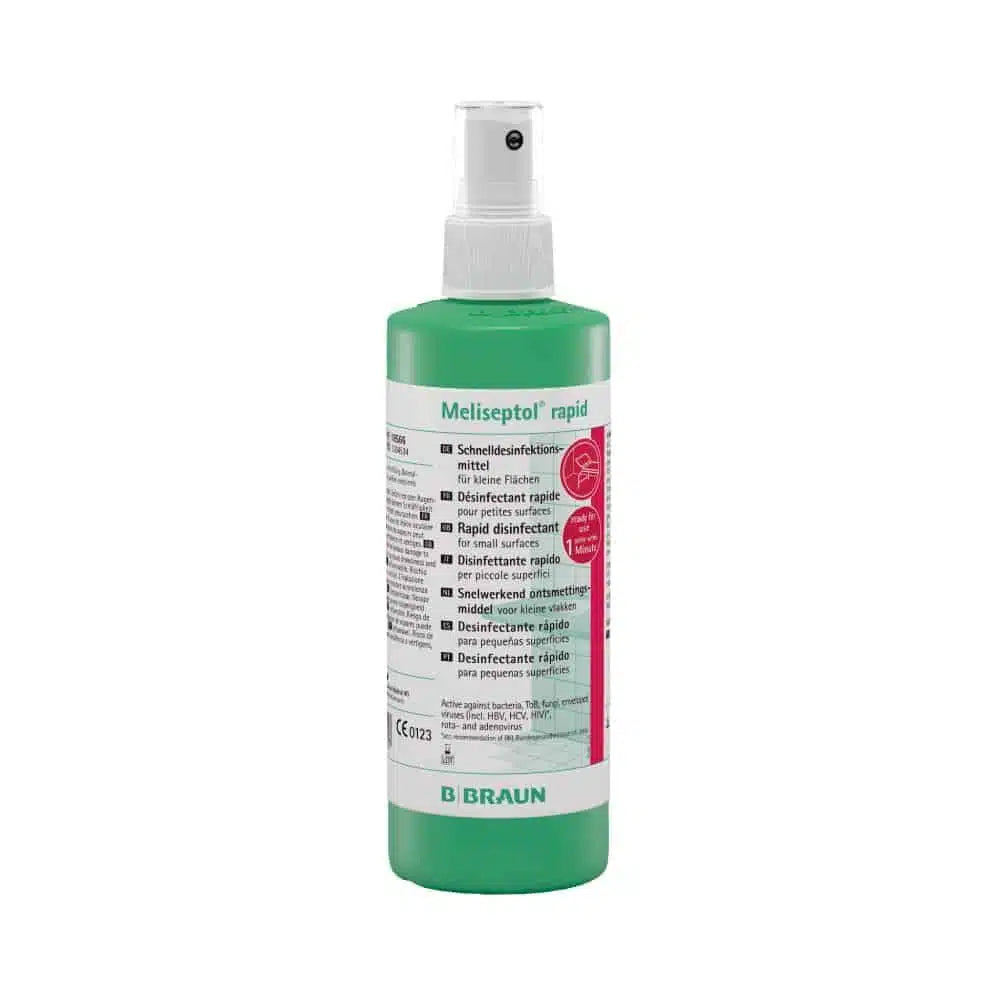 Una bottiglia spray verde con B. Braun Meliseptol® rapid disinfezione rapida di B. Braun Deutschland GmbH & Co. KG è ideale per la rapida disinfezione e pulizia delle superfici. L'etichetta contiene testi multilingue e avvertenze di sicurezza, mentre l'ugello bianco garantisce un'applicazione efficiente.